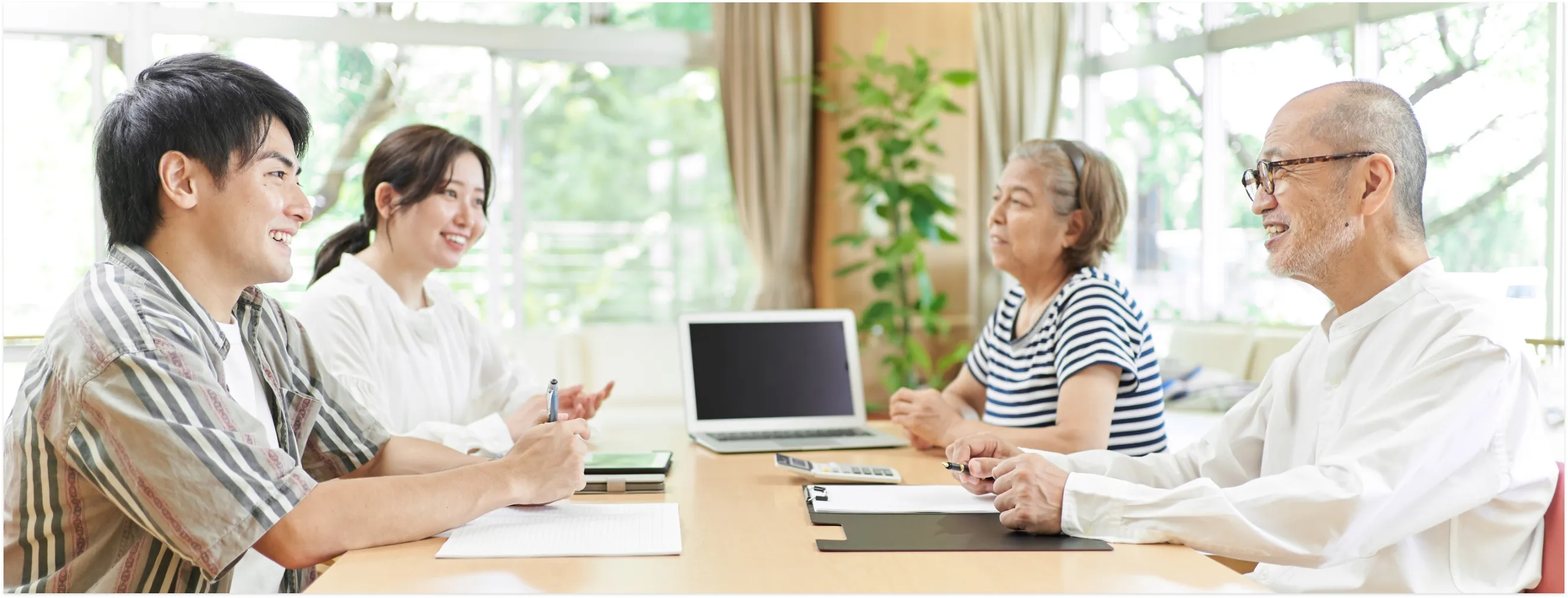 対面で相談する家族と担当者