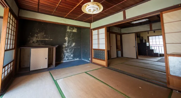 老朽化した和室の内観