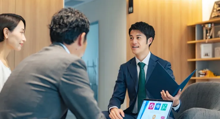 不動産について相談する様子
