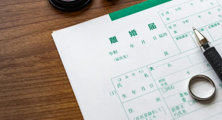 離婚届と指輪のイメージ